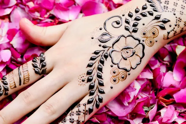 simple mehndi designs back hand