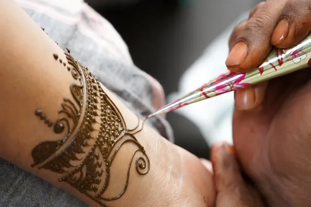 simple royal back hand mehndi design