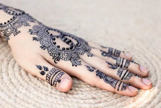 mehndi design in back hand