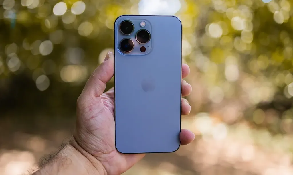 Google Pixel 6a vs iPhone 13
