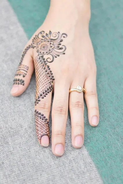 mehndi design back hand simple and easy