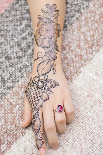 bail royal front hand mehndi design 2