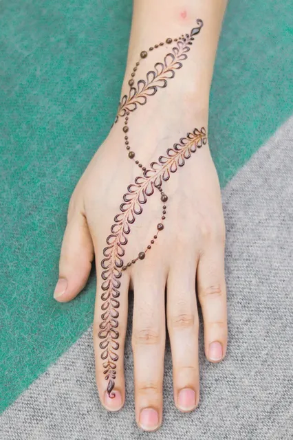 royal front hand mehndi design for girl 1