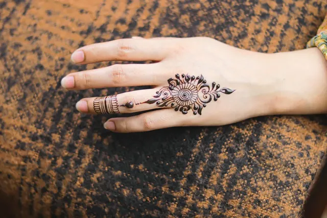 simple royal front hand mehndi design 1