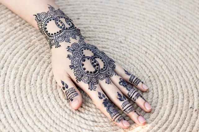 mehndi design easy back hand