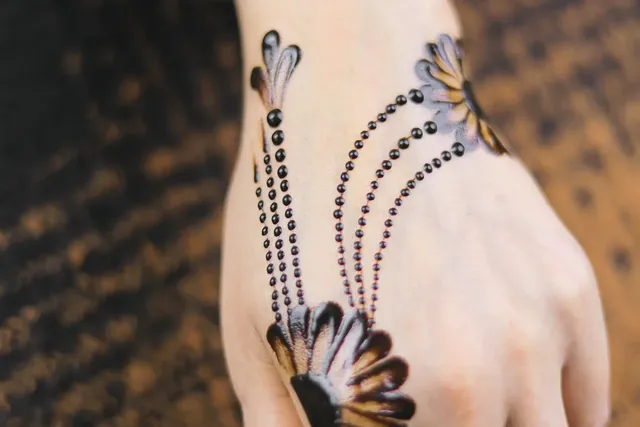 mehndi back hand design simple