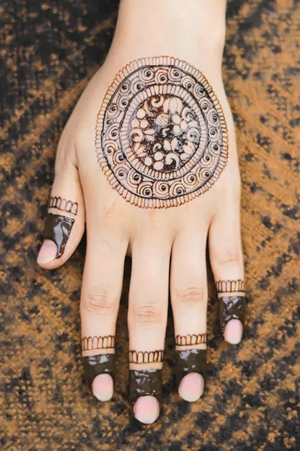 simple royal front hand mehndi design