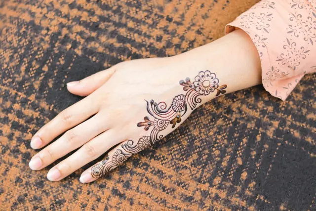 bail royal front hand mehndi design 2