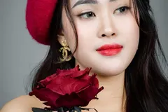 girl-withrose girl-withrose