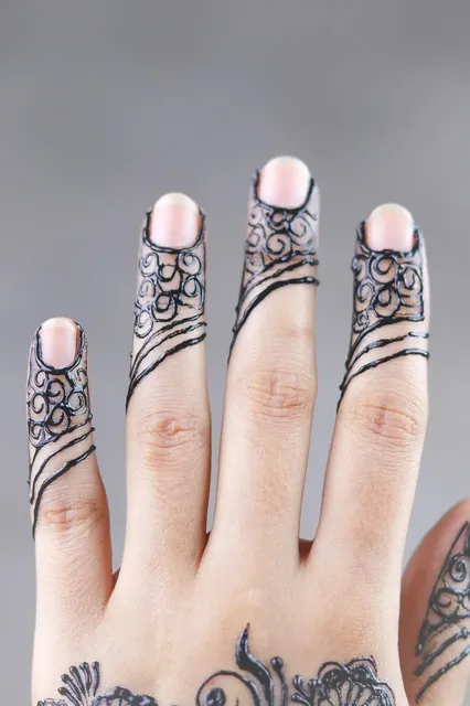 mehndi design back hand simple