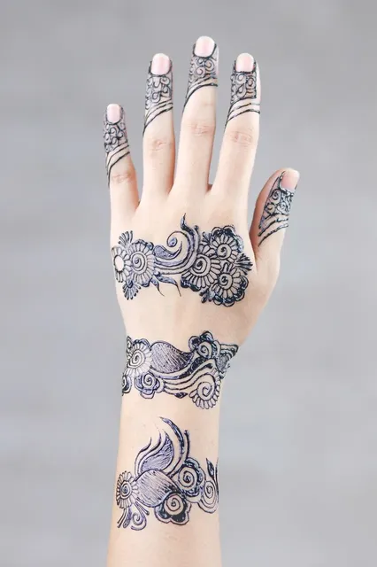 simple mehndi designs for back hand