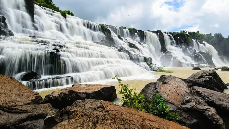 Dhoni Waterfalls