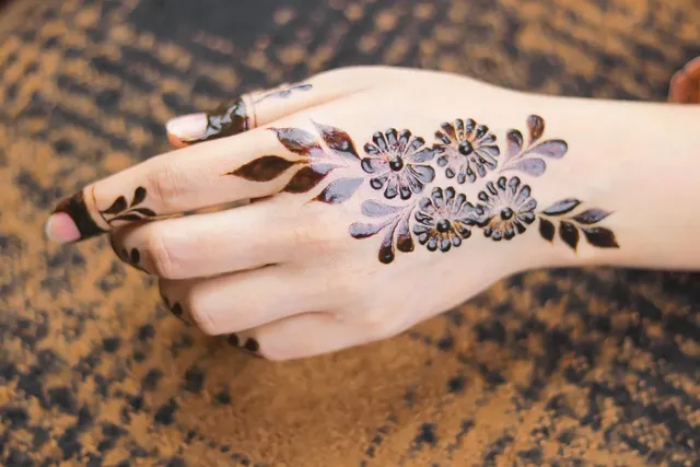 dubai mehndi design back hand