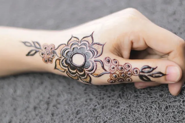 simple royal back hand mehndi design
