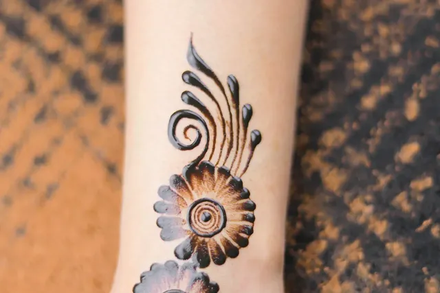 easy mehndi design back hand