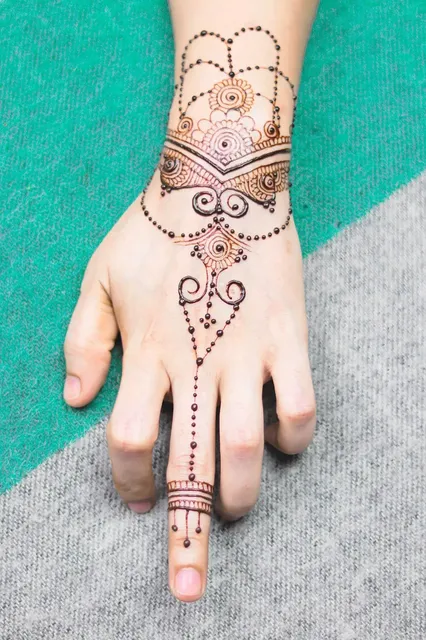 mehndi designs simple and easy back hand
