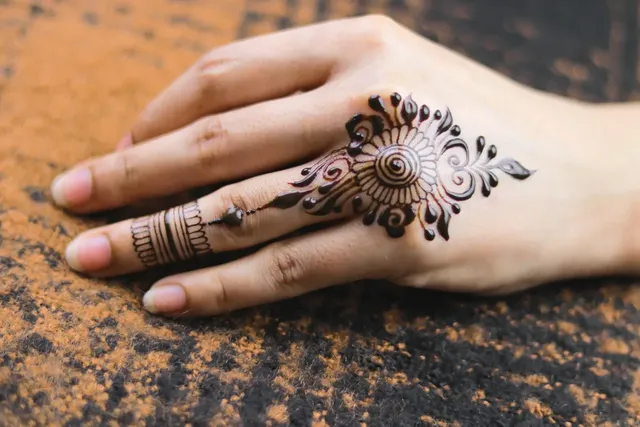 mehndi design arabic back hand