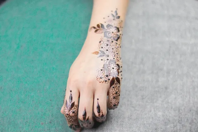 modern back hand mehndi design