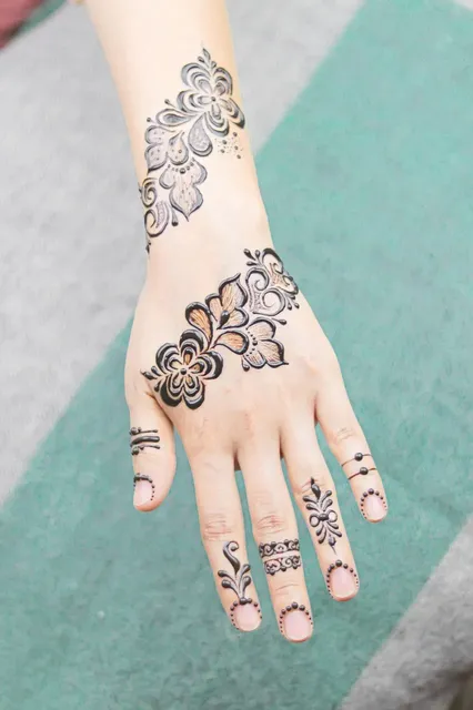 mehndi design simple back hand