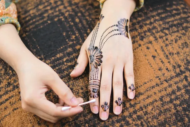 latest back hand mehndi design