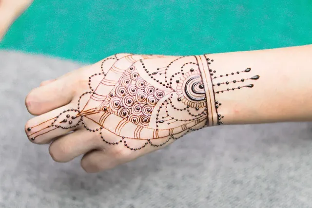simple royal front hand mehndi design 2
