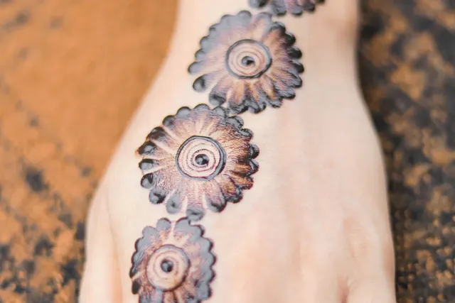 mehndi simple design back hand