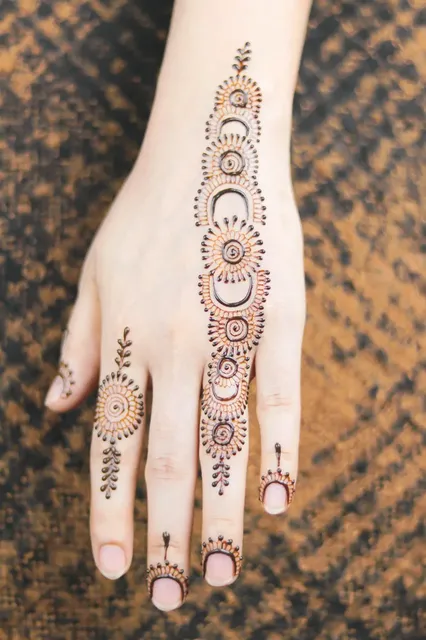 bail royal front hand mehndi design