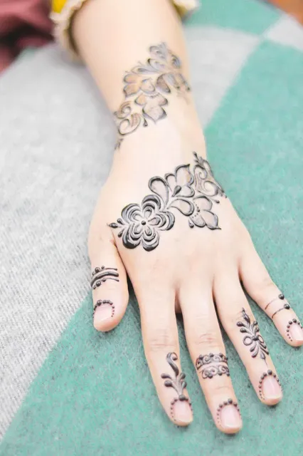 royal front hand mehndi design for girl