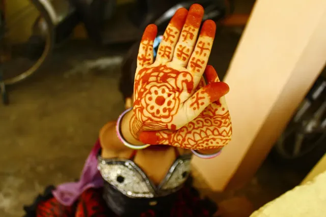 mehndi design back hand arabic