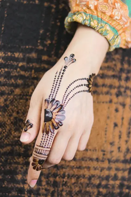 mehndi design on back hand