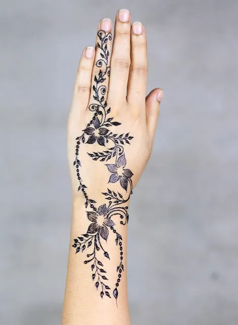 khafif mehndi design back hand