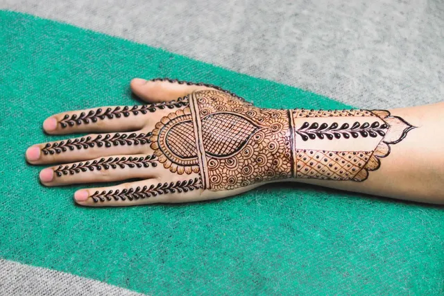 royal front hand mehndi design