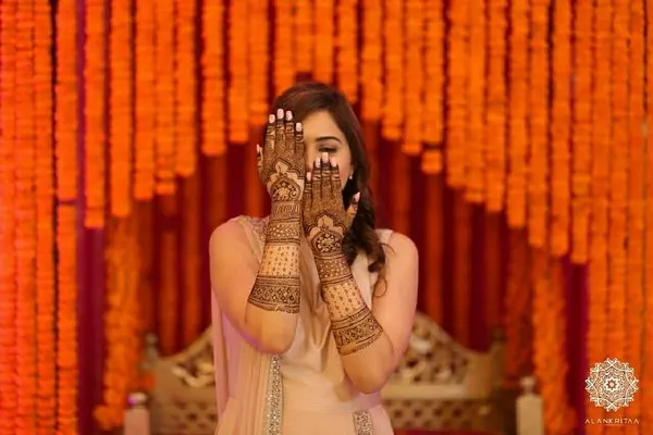 royal back hand mehndi design